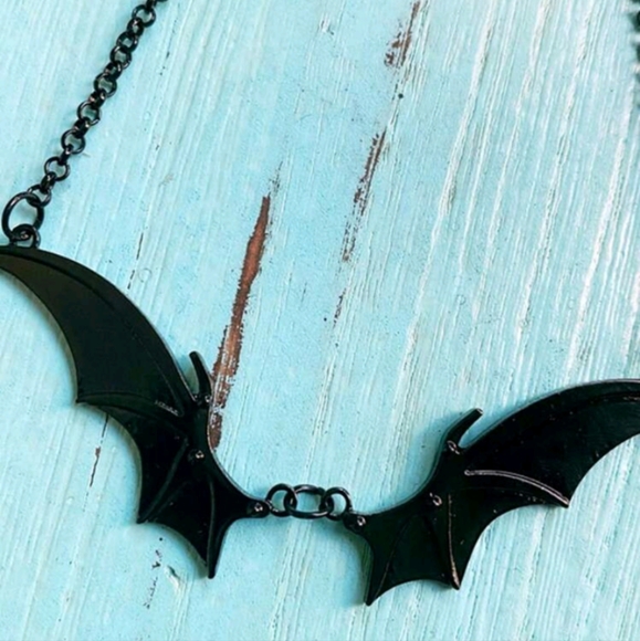 GOTHIC/HALLOWEEN DARK STYLE VAMPIRE BAT WING necklace - Picture 2 of 3
